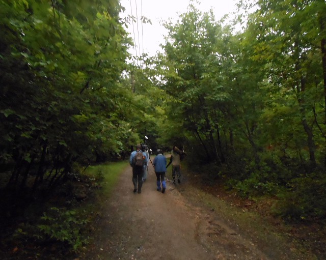 キャンプ場まで歩いて行きます。