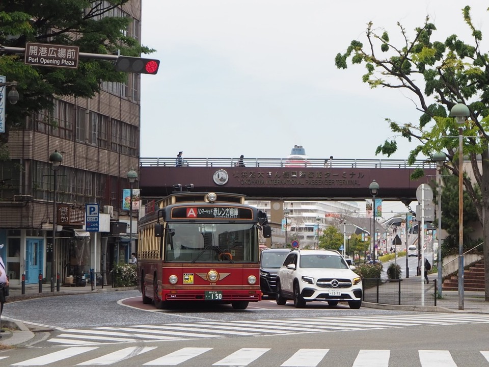 開港広場前