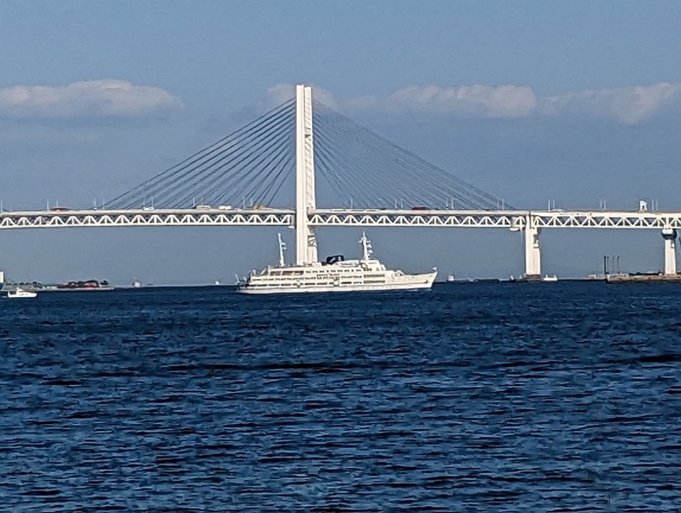 横浜ベイブリッジが雄大に眺められます。