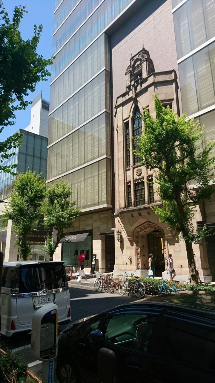 壁面に昔の面影が残るビル