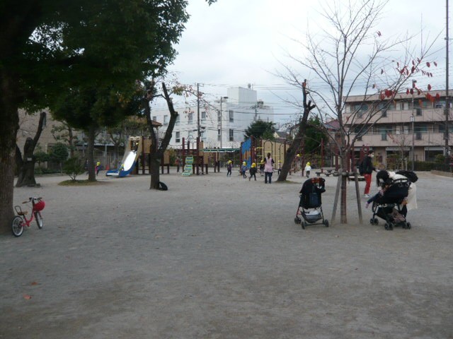 敷地内では、子供と保護者が一緒に楽しい時間を過ごしています。