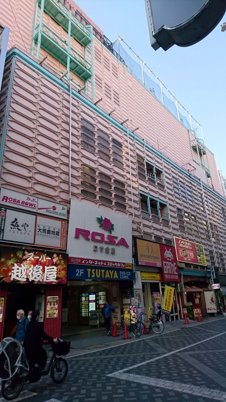 ピンク色のビルは目立つ