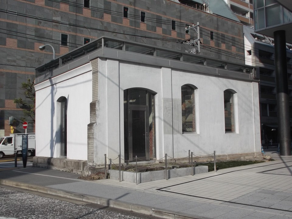 白い建物(48番館)の後ろがワークピア横浜。