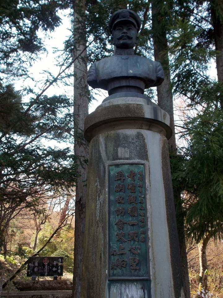 号砲平付近の広瀬武夫胸像。日露戦争で大活躍した「軍神」。