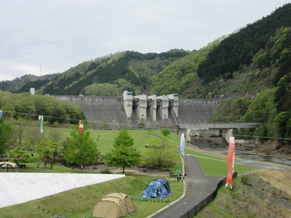 芝生広場の向こうに日吉ダム、ダム見学も可能