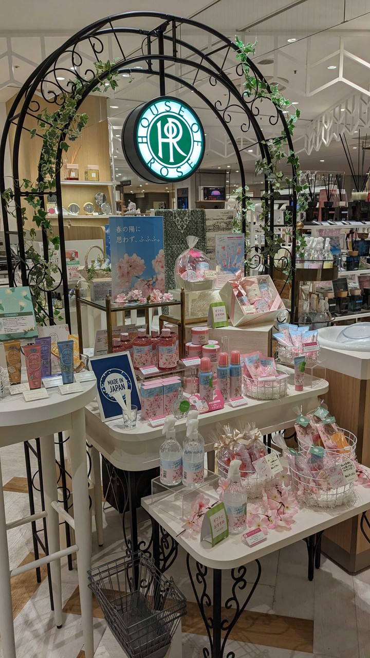 新宿高島屋ハウスオブローゼ スキンケアや入浴剤など桜コスメのディスプレイ