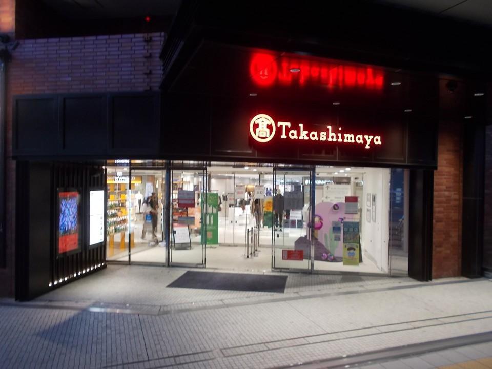 駅からの高架通路の入り口です。