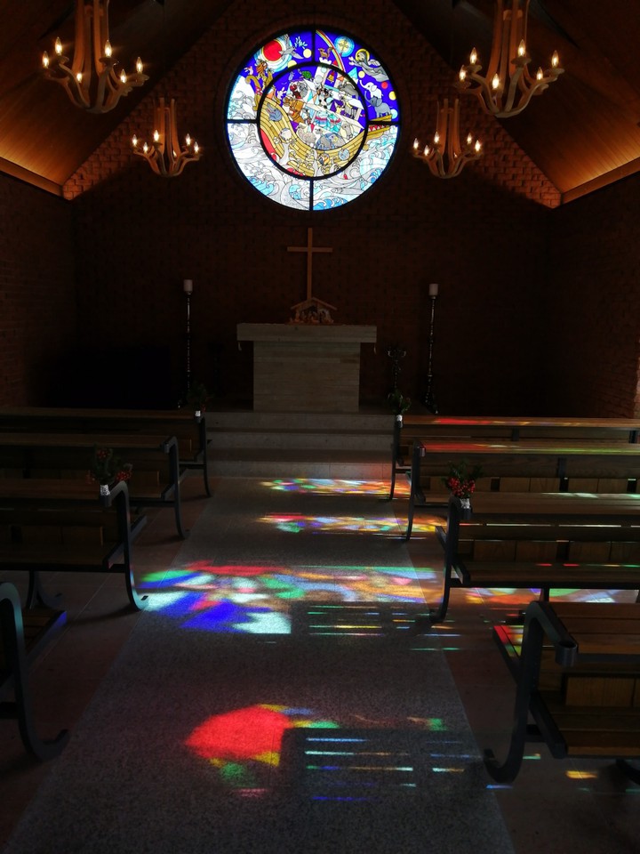 ステンドグラスの美しい教会