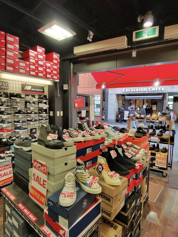 すずちゅうの店内の靴売り場