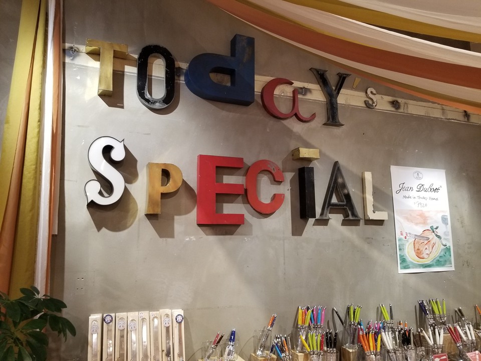 トゥデイズスペシャル自由が丘店の内観画像。