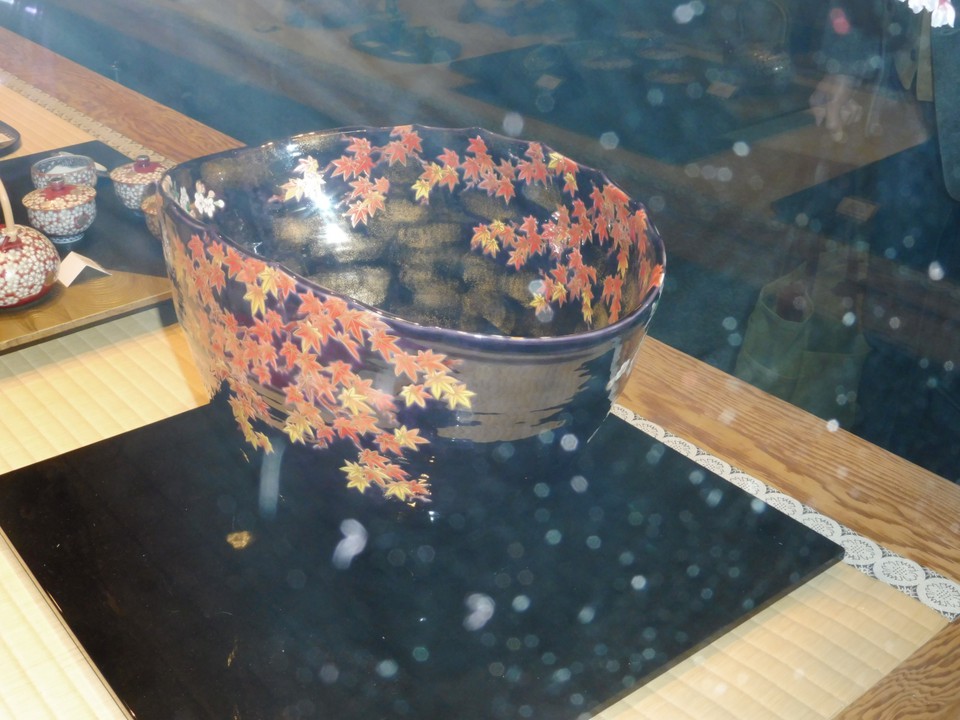 裏側は秋の紅葉・・・