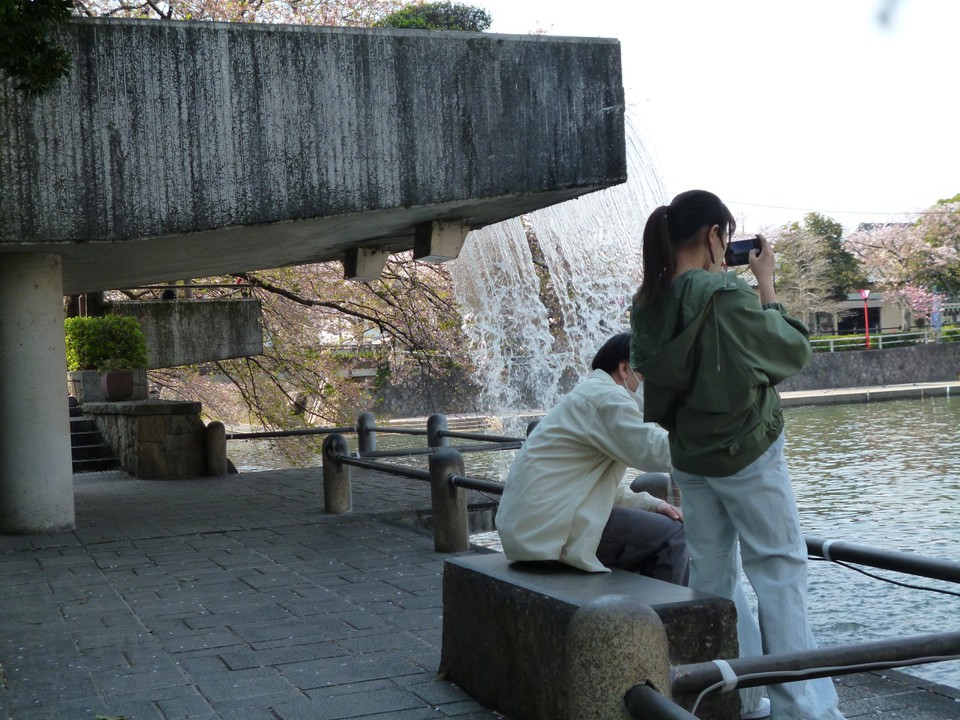裏側から見るのが普通ですが