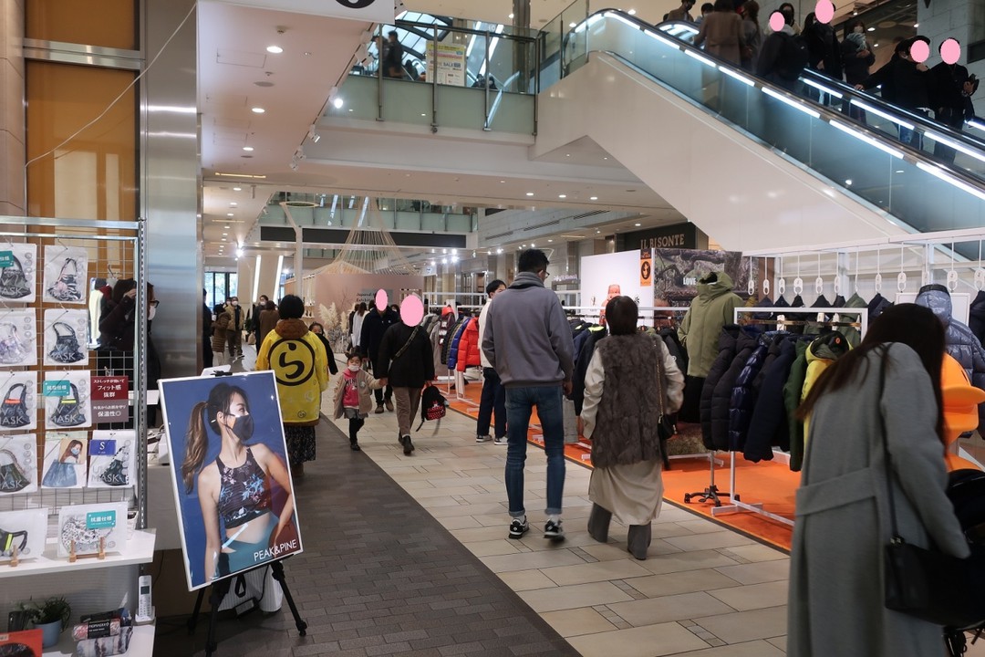 とても賑わっている大型商業施設