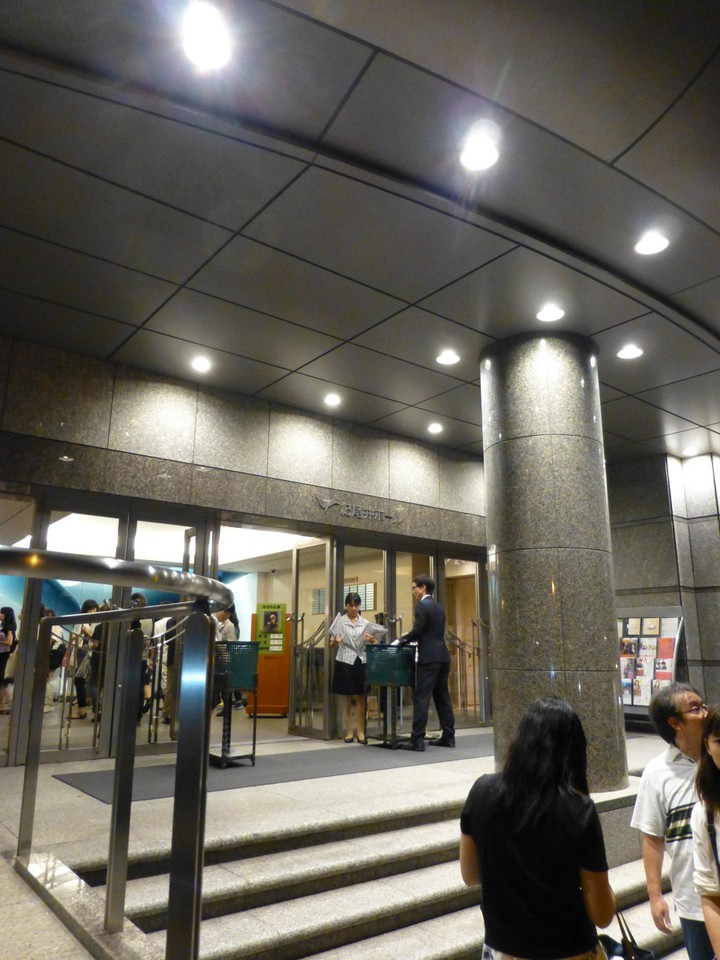 ホールだけの建物なので，開場までは外で待つことになります．