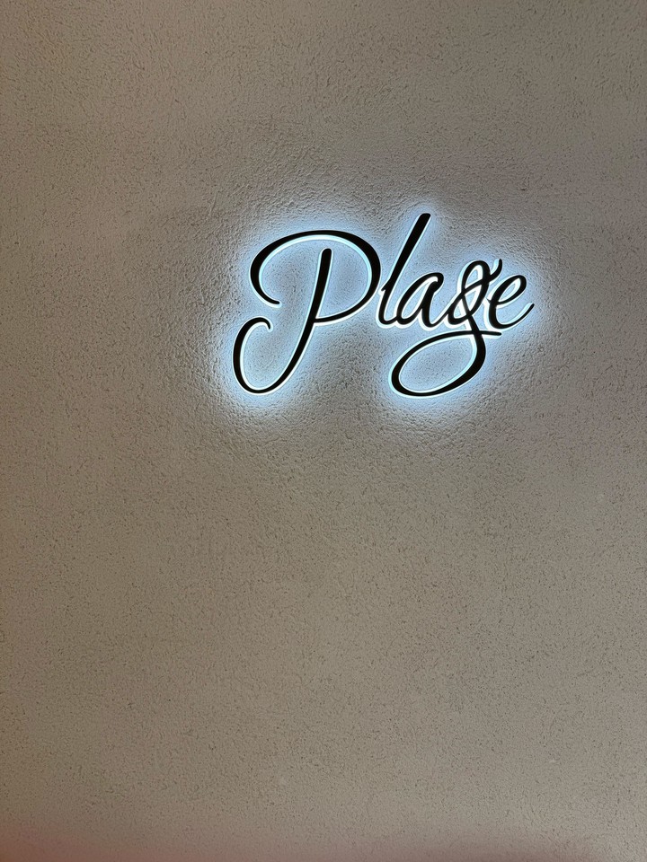 壁に掛かるプラージュのロゴのアップ