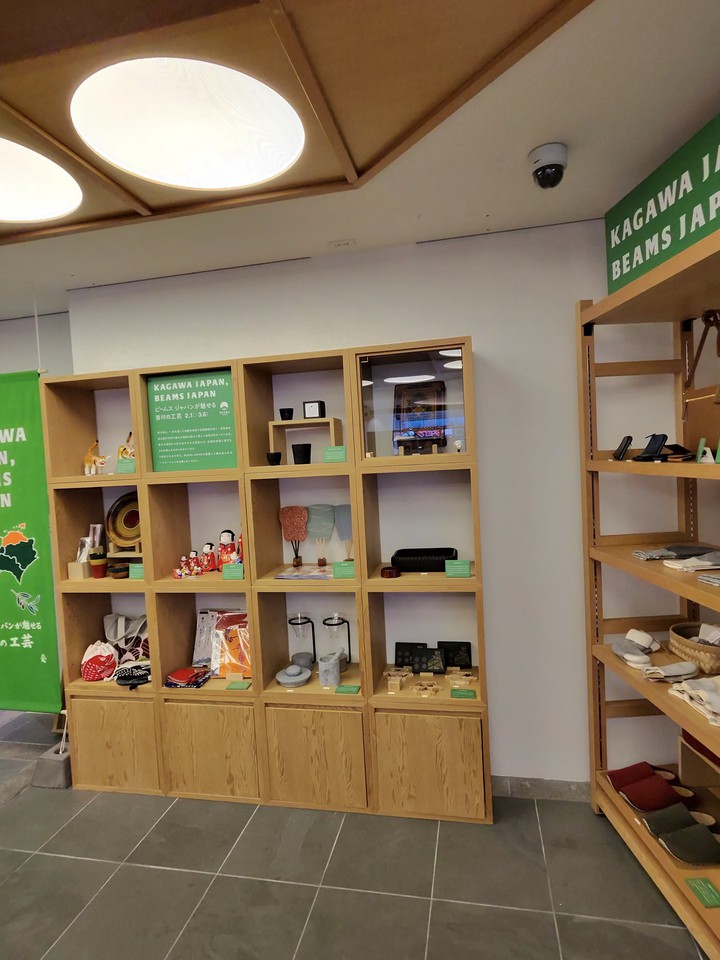 BEAMS JAPANの店舗の店内の売り場の様子