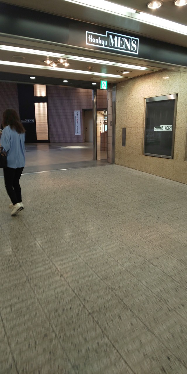 阪急メンズ大阪店の外観画像。