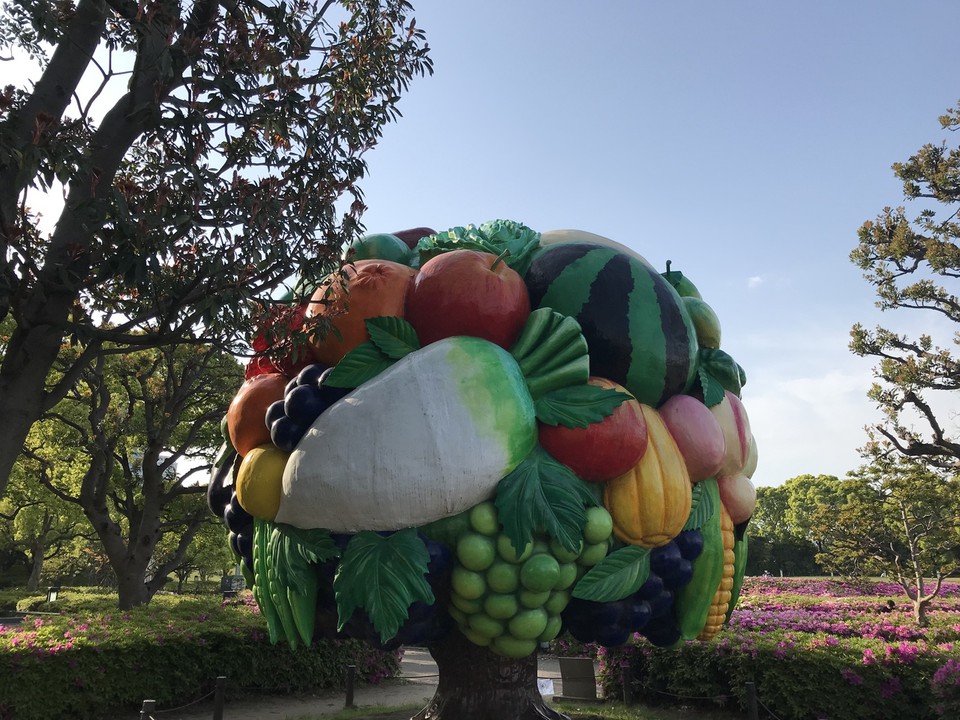 野菜と思っていたら、果物の像でした。