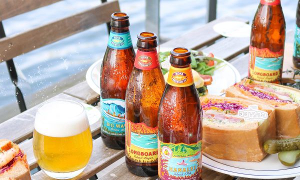 NORTHSHOREのボリュームたっぷりのサンドイッチとハワイアンクラフトビールの画像。