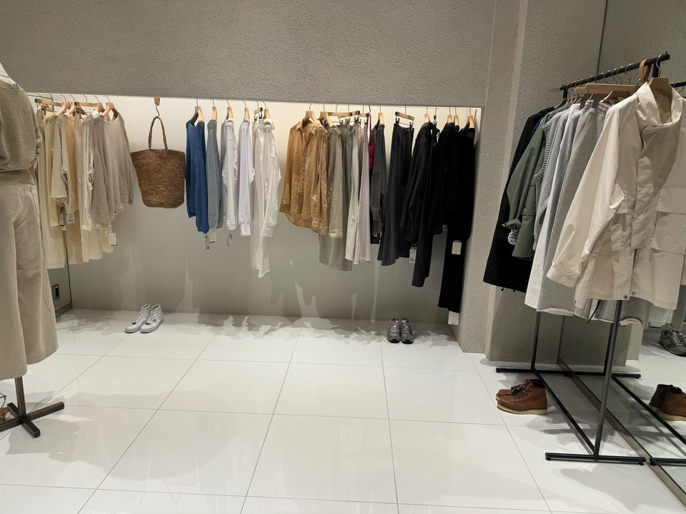 プラージュの店内に並ぶ多様なウェア
