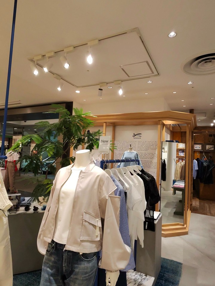 シックなジャケットとデニムを展示するDENHAMの店内