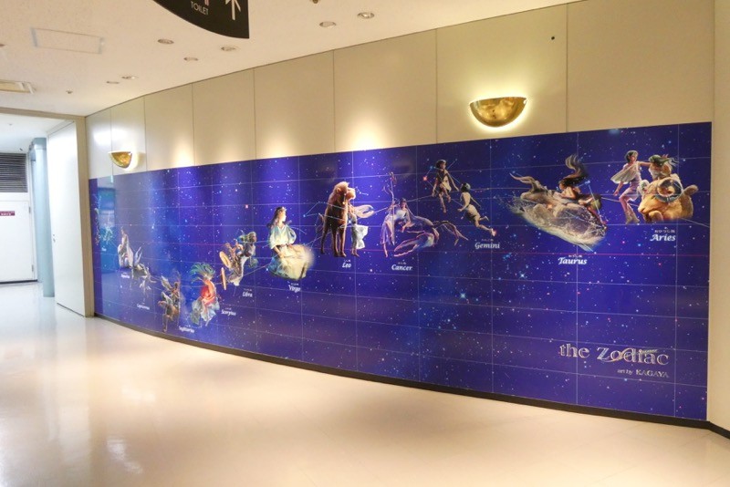 プラネタリウム入り口の壁面。