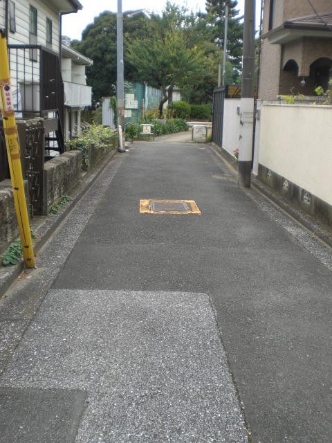 小日向公園の北側入口です。道路から延びた路地の先が、入口です