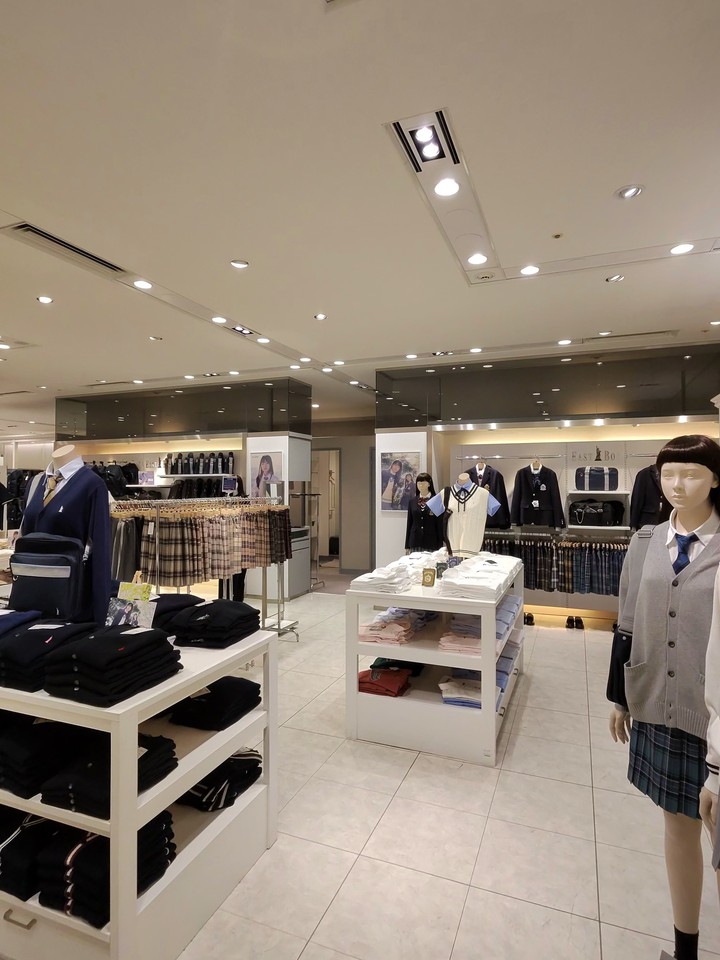 制服とカジュアルウェアを陳列するEAST BOYの店舗