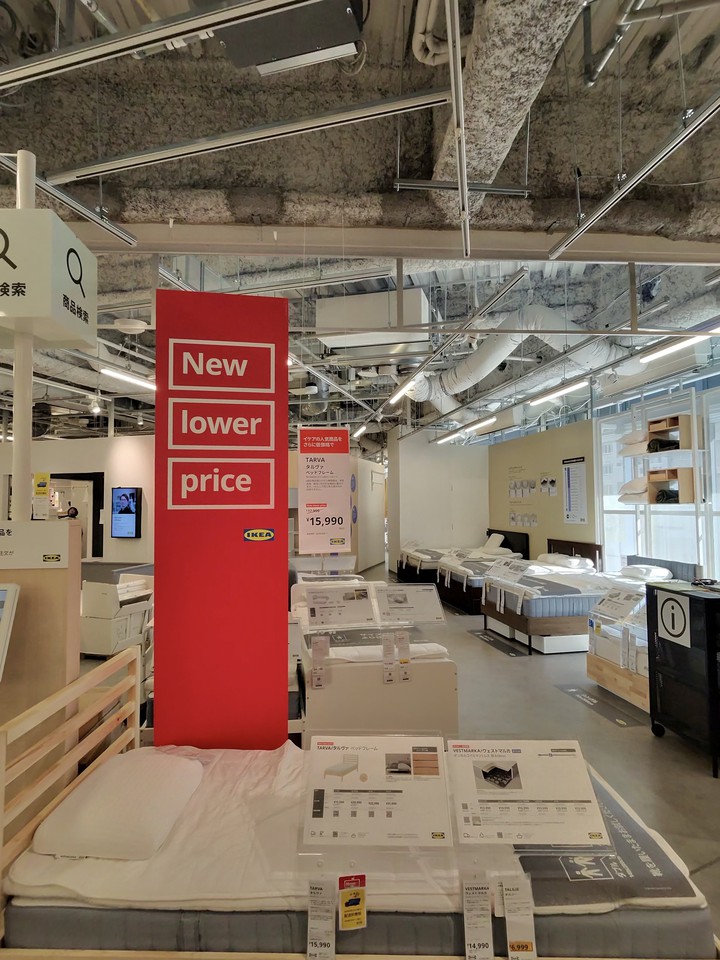 IKEAの店舗の店内の売り場