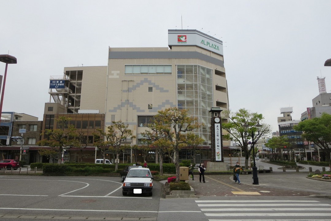 JR彦根駅西口前から見るアルプラザ彦根