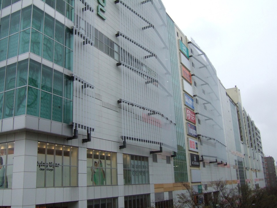 とても大きく、多くのお店が入っています