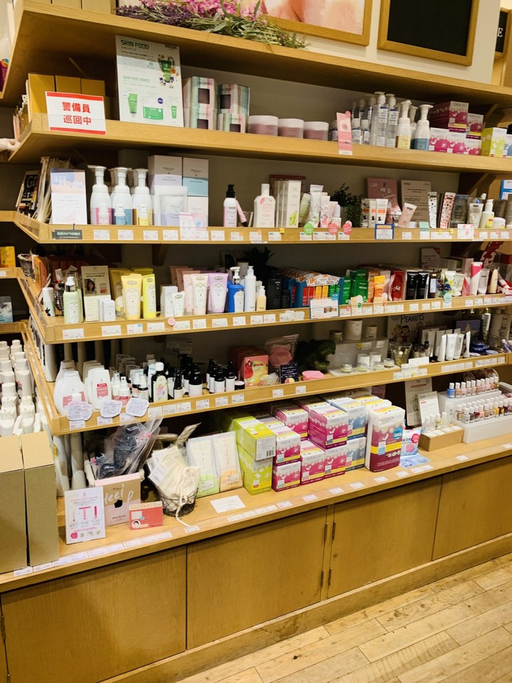 コスメキッチンルミネ有楽町の内観画像。