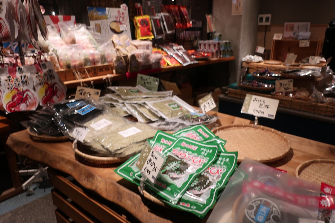 店内の手前にはショップ