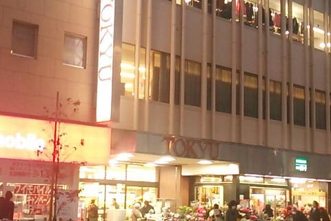 正月用品を買う人で賑わいます。