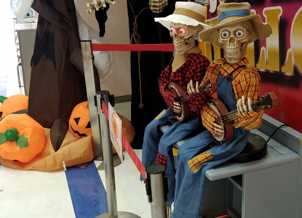 ハロウィンの時期らしく独特のセンスの人形が飾られてました