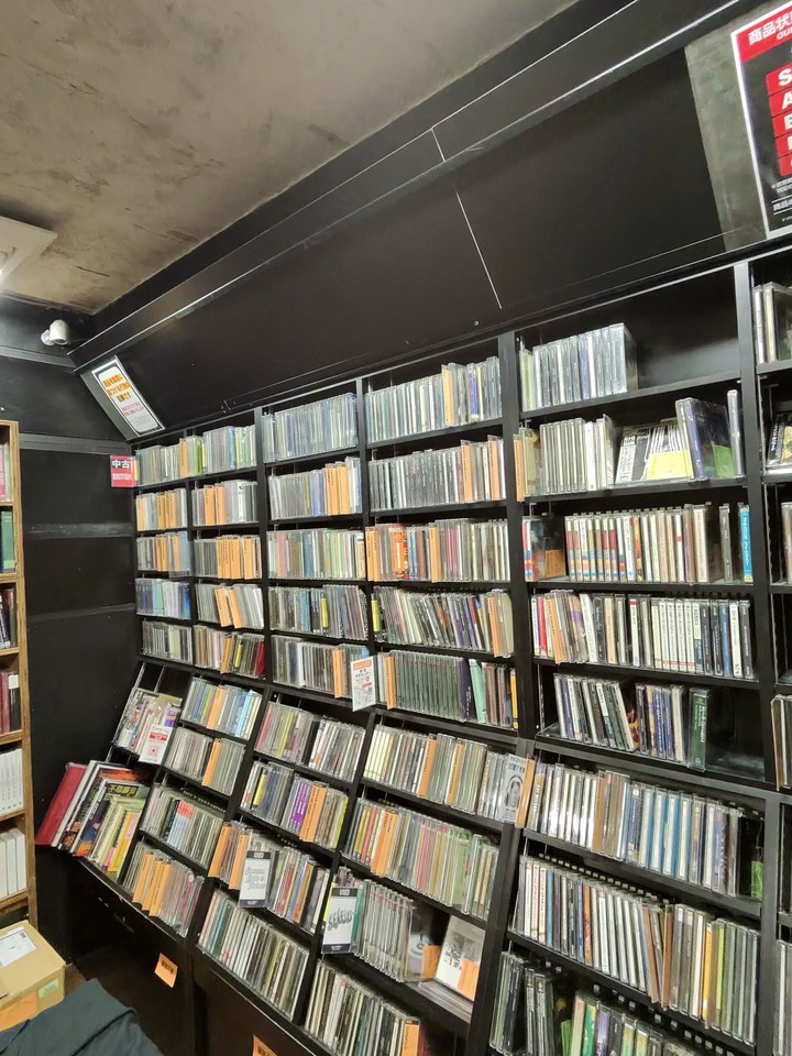 disk unionの店内の棚