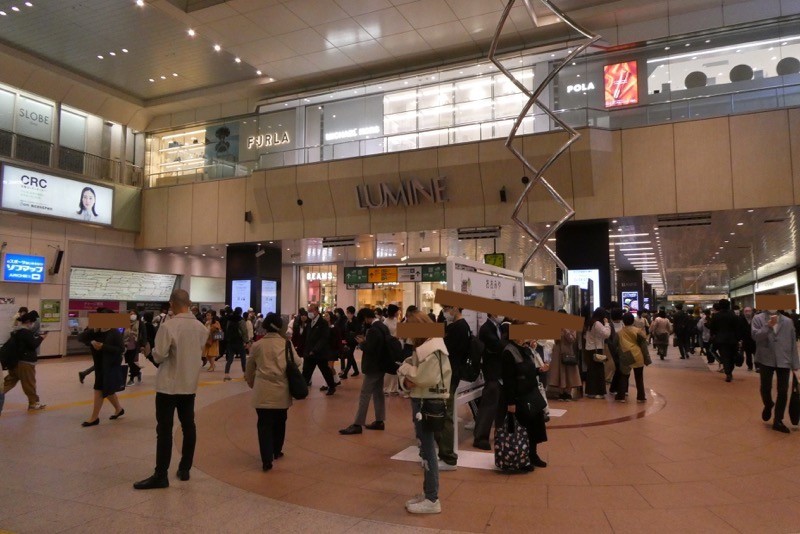 大宮駅改札出てすぐからルミネを見上げる。