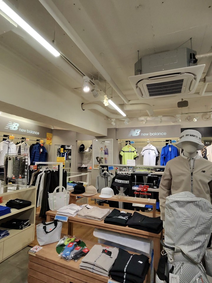 Victoria Golfの店舗の店内のゴルフ商品