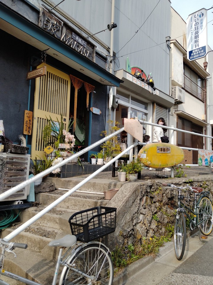店の入口前は階段