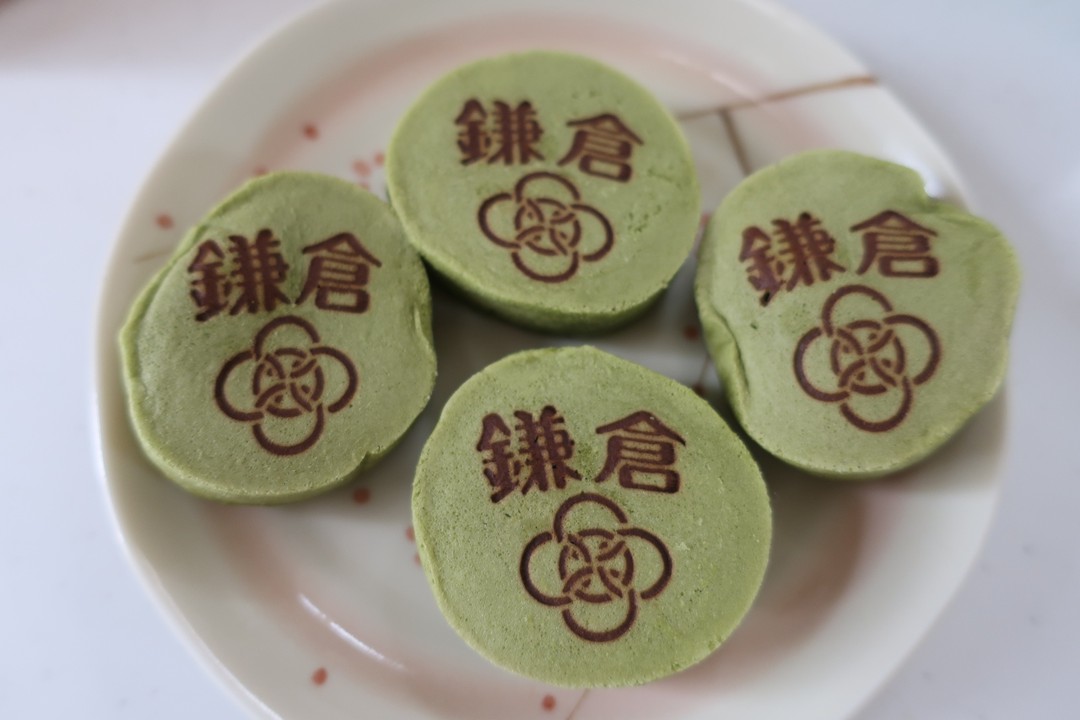 宇治抹茶の生地の中に胡麻餡が入っています