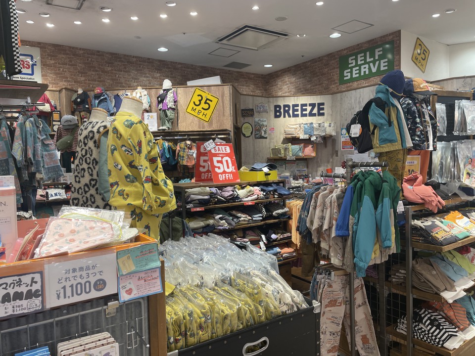 BREEZEラゾーナ川崎店でカラフルなウェアが並ぶ様子