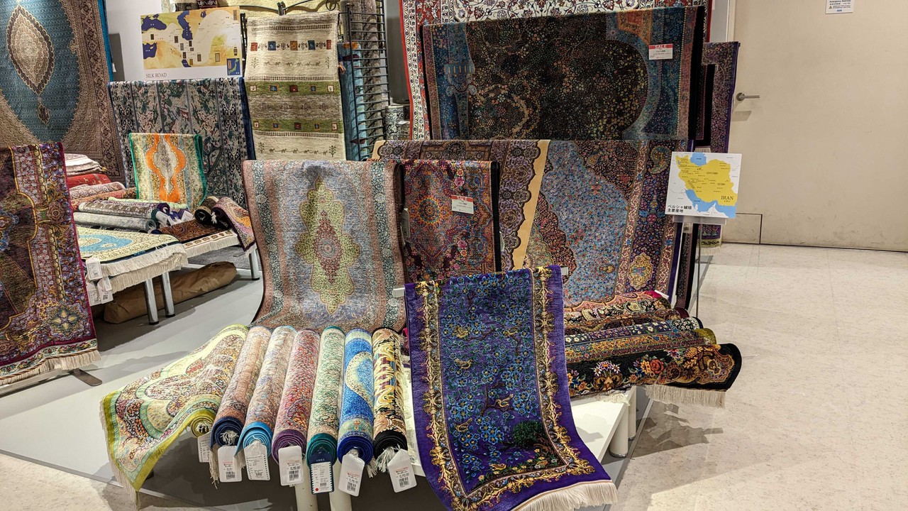  新宿高島屋 chiyoda rugs 色とりどりのペルシャ絨毯がディスプレイされている