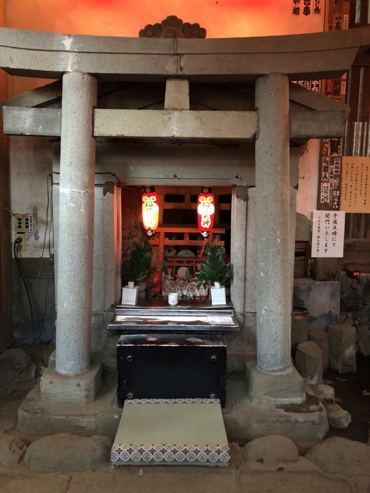 洞穴の中に祠がいくつかあって神々しい