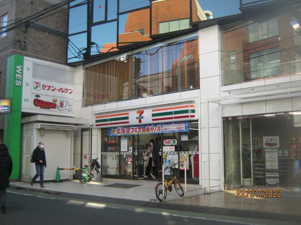 入り口は右にあります。