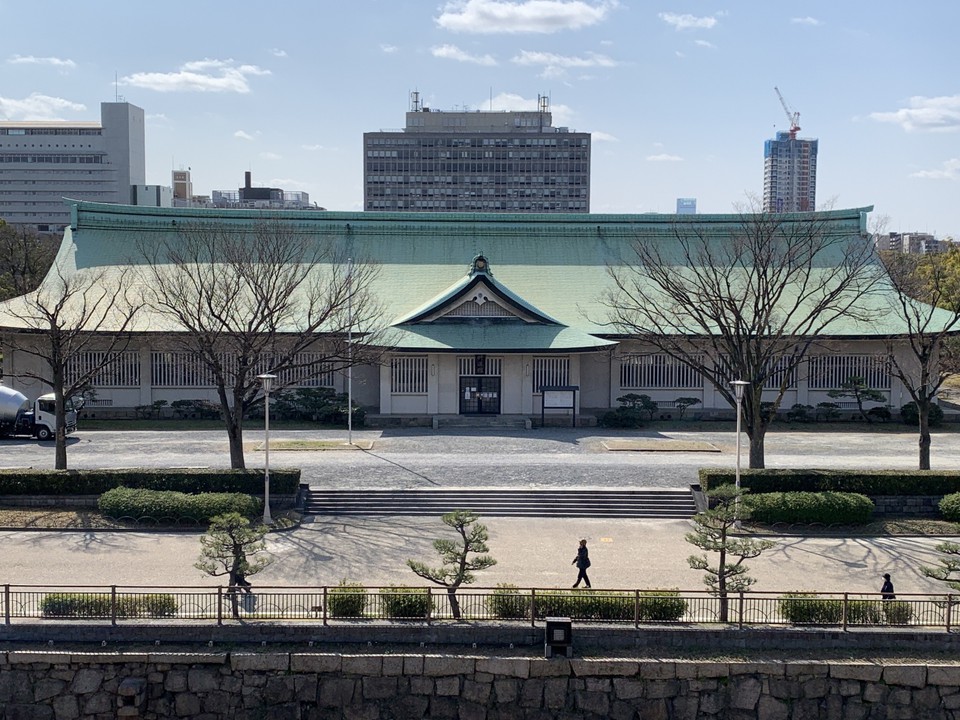 上から撮らないと入らない。