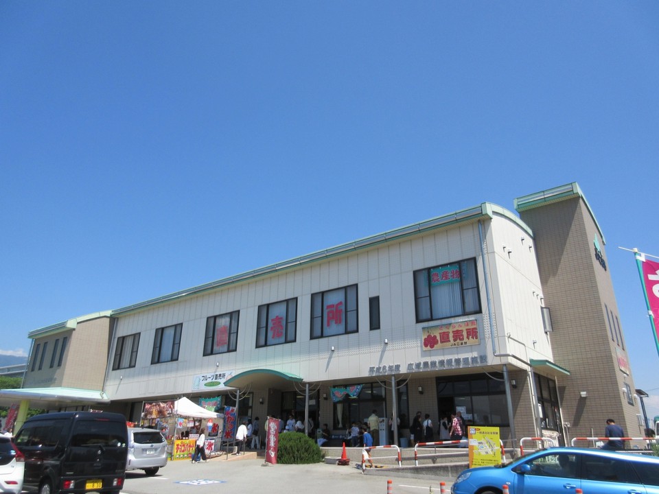 農産物直売所　旬のサクランボが人気です