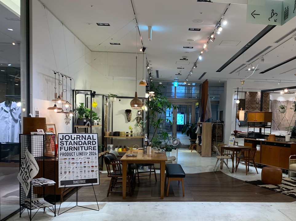 ジャーナルスタンダードファニチャー店内に展示された家具やインテリアが温かみのある空間を演出。モダンながらもどこか懐かしい雰囲気です。