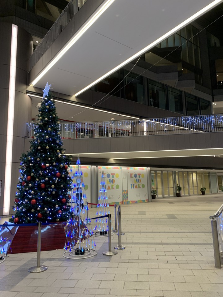 一階入り口にはクリスマスツリー