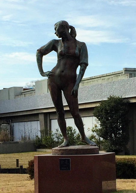 会館裏手に立つ「女・夏」（佐藤忠良）
