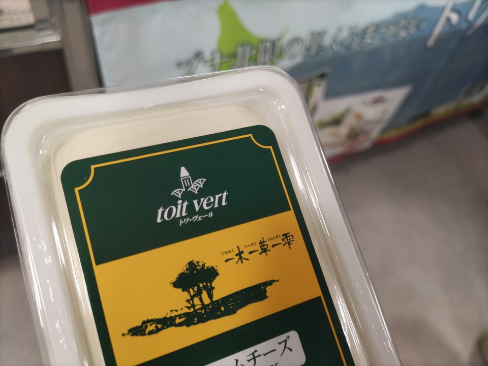 クリームチーズは、パンに塗ります。
